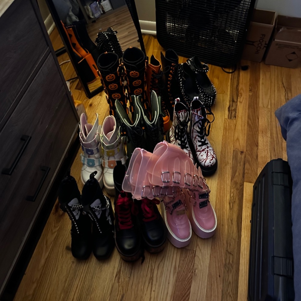 Boot lot - Picture 3 of 8